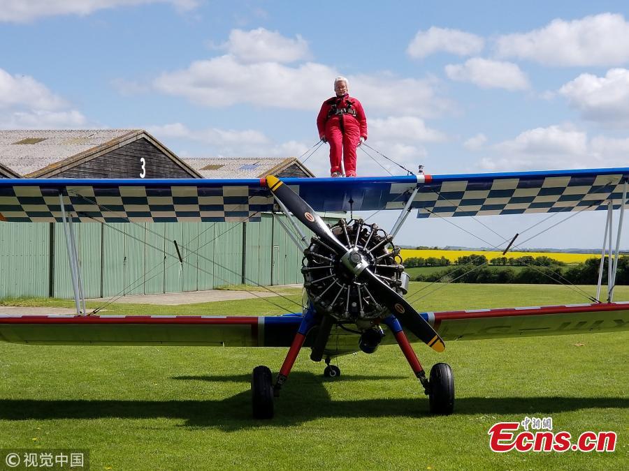 Norma Howard, 91, becomes 'oldest UK woman to wing-walk'(1/3)