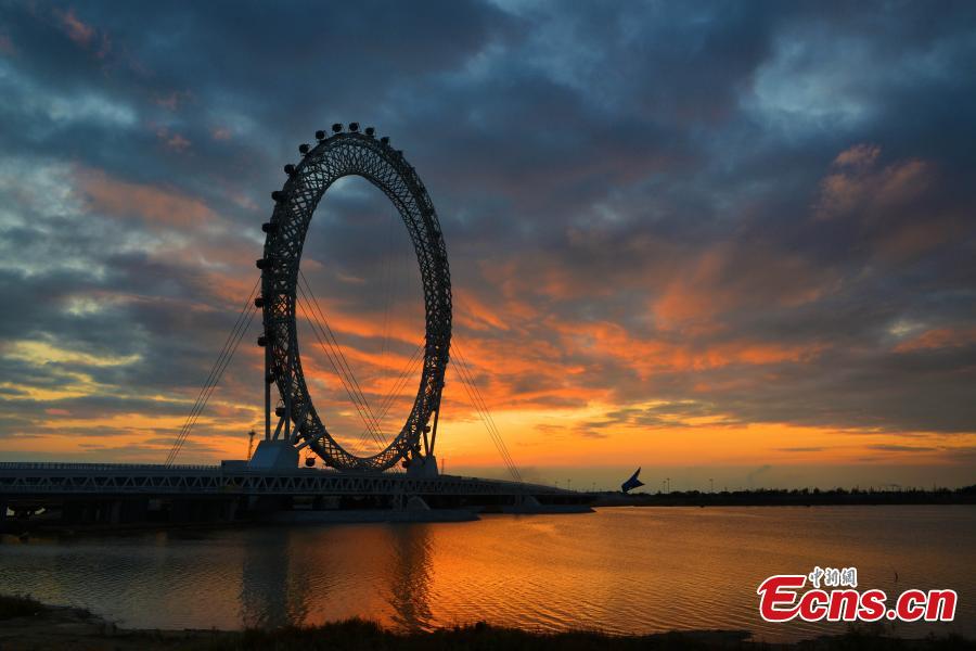 Largest spokeless Ferris wheel opens in eastern city(1/5)