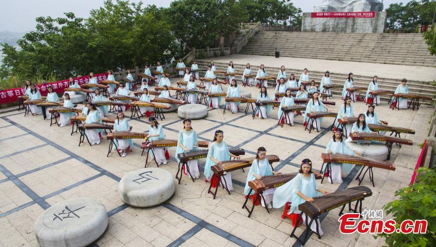 Tens of thousands play Chinese zither across China simultaneously (1/6)