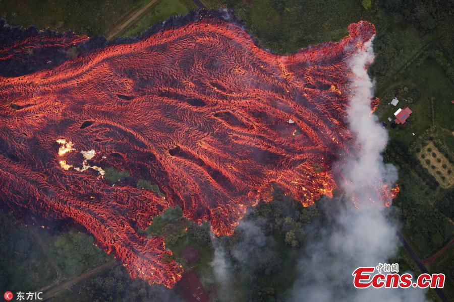 Hawaii volcano erupts rivers of fire and lava(1/12)