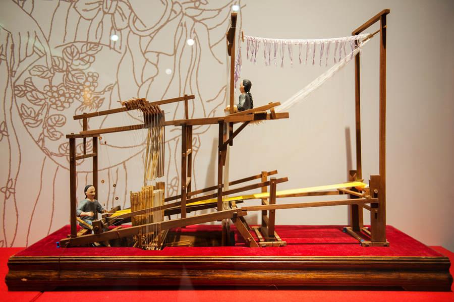 A model of ancient workers making yunjin brocade on a loom. (Photo provided to chinadaily.com.cn)