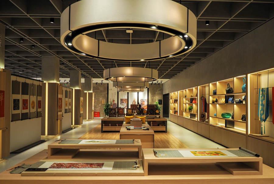 Yunjin attire and souvenirs on display on May 21, 2018. (Photo provided to chinadaily.com.cn)