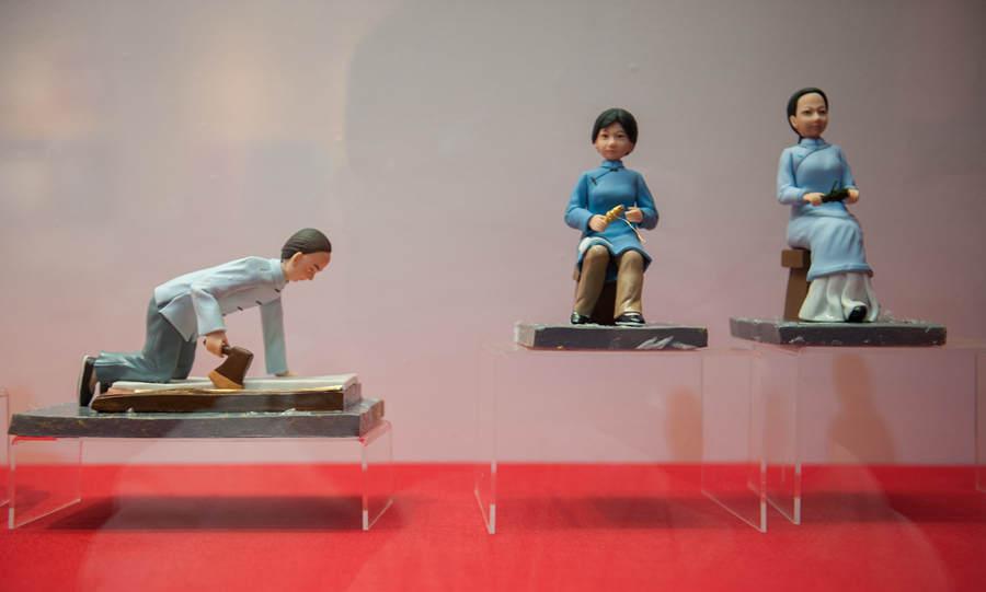 Figurines show ancient people making yunjin brocade. (Photo provided to chinadaily.com.cn)
