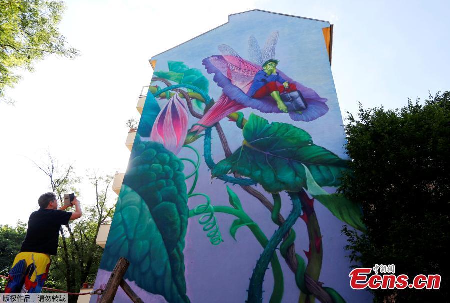 An artwork by urban artist Natalia Rak is pictured as part of the first \'Berlin Mural Fest 2018\', where national and international urban artists create a large open-air gallery to enrich urban spaces, in Berlin, Germany, May 21, 2018. (Photo/Agencies)