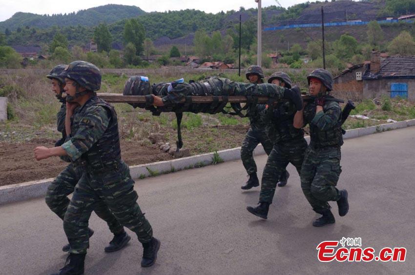 Armed police undertake an intensive training program in the Changbai Mountains in Yanbian Korean Autonomous Prefecture, Northeast China’s Jilin Province. The seven-day-six-night training involved 42 components, including long-distance maneuvers and hostage rescue. (Photo: China News Service/Lu Heping)