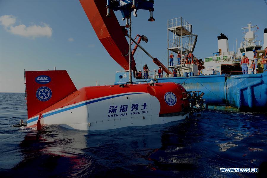 China\'s manned submersible Shenhai Yongshi, or Deep Sea Warrior, returns to the oceanic research vessel Tansuo-1 after its dive in the South China Sea, May 21, 2018. Well-known geologist Wang Pinxian, 82, an academician at the Chinese Academy of Sciences, conducted his 3rd dive in the South China Sea on Monday, and it\'s also the 76th successful dive of the submersible Deep Sea Warrior.(Xinhua/Zhang Jiansong)