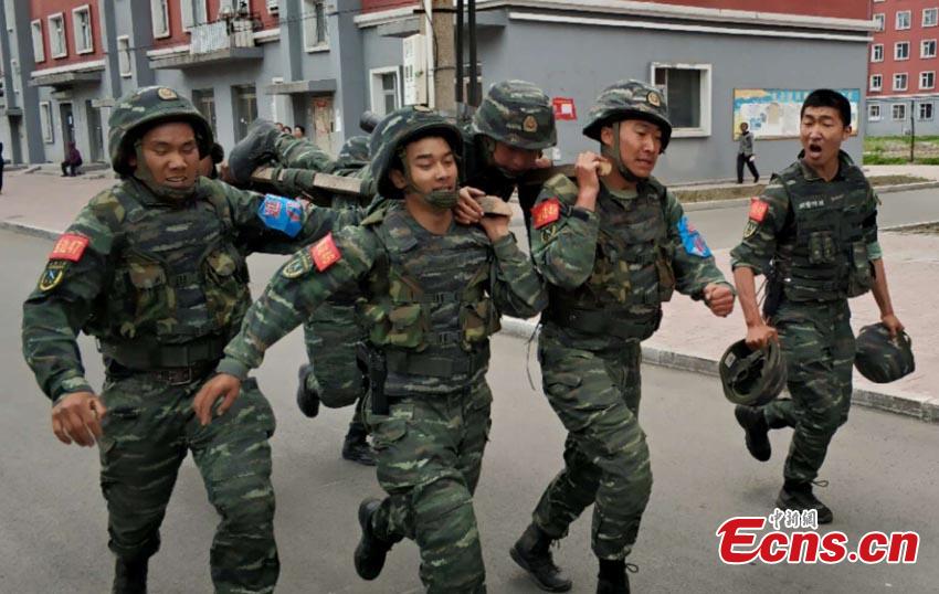 Armed police undertake an intensive training program in the Changbai Mountains in Yanbian Korean Autonomous Prefecture, Northeast China’s Jilin Province. The seven-day-six-night training involved 42 components, including long-distance maneuvers and hostage rescue. (Photo: China News Service/Lu Heping)