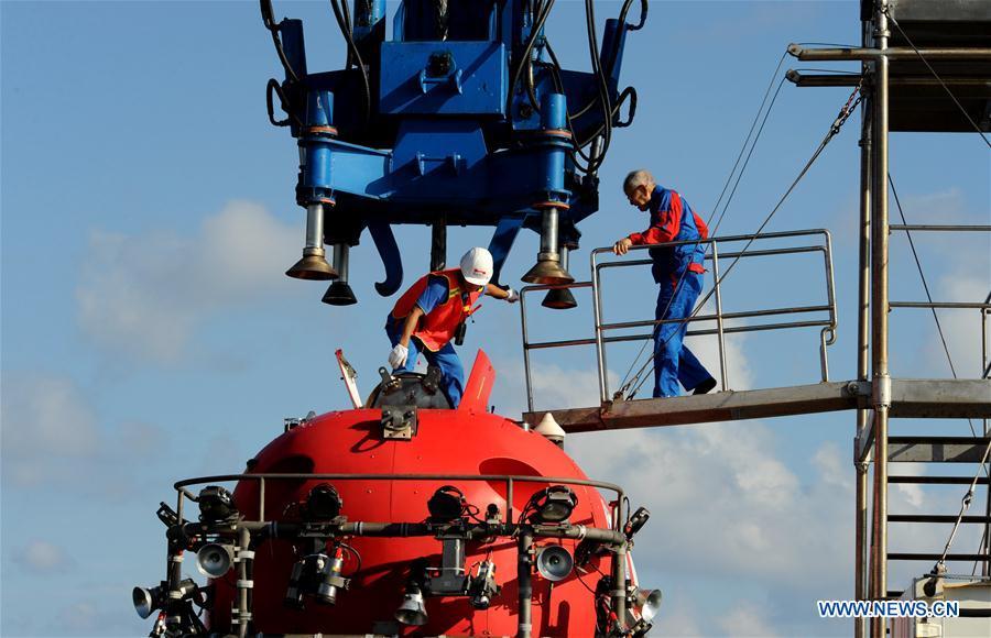 Wang Pinxian boards China\'s manned submersible Shenhai Yongshi, or Deep Sea Warrior, before its dive in the South China Sea, May 21, 2018. Well-known geologist Wang Pinxian, 82, an academician at the Chinese Academy of Sciences, conducted his 3rd dive in the South China Sea on Monday, and it\'s also the 76th successful dive of the submersible Deep Sea Warrior.(Xinhua/Zhang Jiansong)