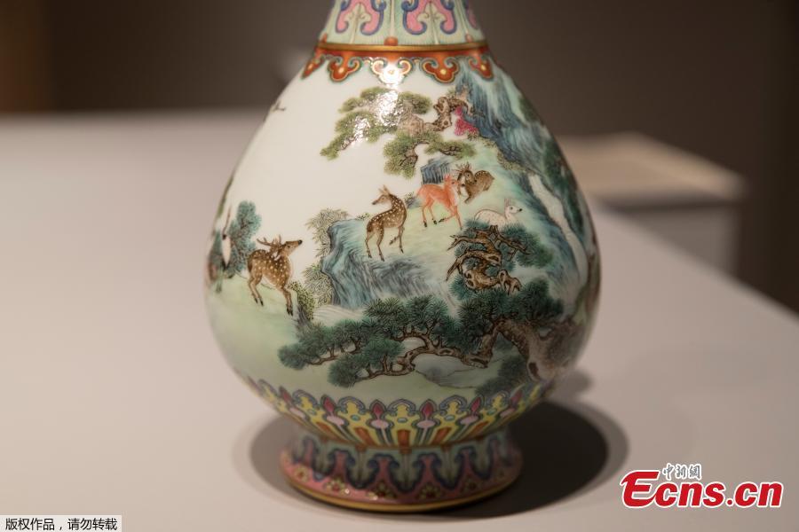A rare Imperial Qianlong porcelain vase (18th century) is displayed at Sotheby\'s auction company in Paris, on May 22, 2018. The vase, which was stored in a shoebox in an attic for decades, will be sold at Sotheby\'s Paris on June.  (Photo/Agencies)
