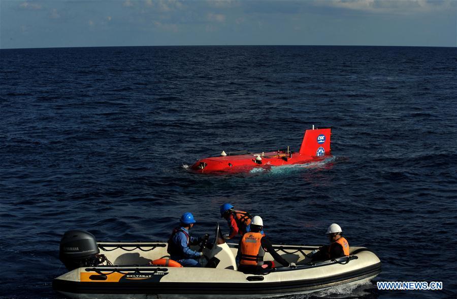 China\'s manned submersible Shenhai Yongshi, or Deep Sea Warrior, prepares to dive in the South China Sea, May 21, 2018. Well-known geologist Wang Pinxian, 82, an academician at the Chinese Academy of Sciences, conducted his 3rd dive in the South China Sea on Monday, and it\'s also the 76th successful dive of the submersible Deep Sea Warrior.(Xinhua/Zhang Jiansong)