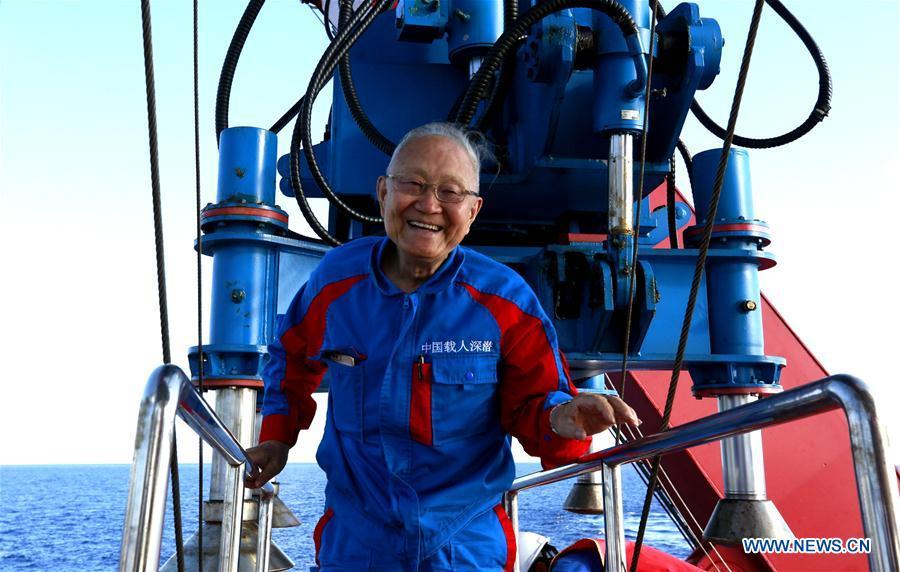 Wang Pinxian walks out of China\'s manned submersible Shenhai Yongshi, or Deep Sea Warrior, after its dive in the South China Sea, May 21, 2018. Well-known geologist Wang Pinxian, 82, an academician at the Chinese Academy of Sciences, conducted his 3rd dive in the South China Sea on Monday, and it\'s also the 76th successful dive of the submersible Deep Sea Warrior.(Xinhua/Zhang Jiansong)