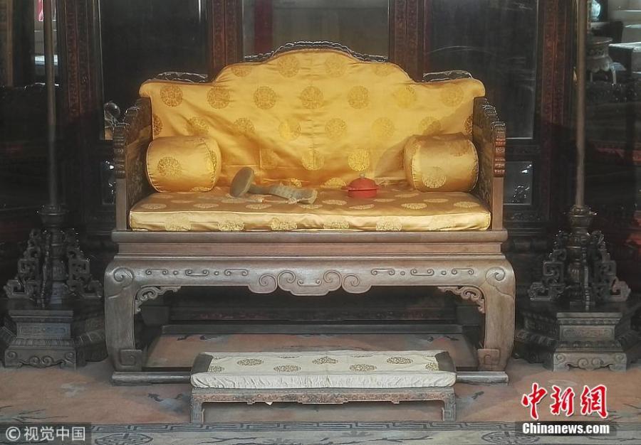A new lighting system is in use at the Palace of Gathered Elegance (Chuxiu gong) in the Palace Museum in Beijing. Chuxiu gong is located in the northeast of the Six Western Palaces. Notable among the consorts who lived here throughout the Ming (1368-1644) and Qing (1644-1911) dynasties was the Empress Dowager Cixi. She lived here when she was young as Consort Yi. In the rear hall, she gave birth to Zaichun, the only son of the Xianfeng Emperor and who became the Tongzhi Emperor. Walls of the roofed corridors in the courtyard have inscriptions written by the courtiers for her fiftieth birthday in 1884. The new lighting system, which is not a fire risk, is said to be enhancing visitor experiences. (Photo/VCG)