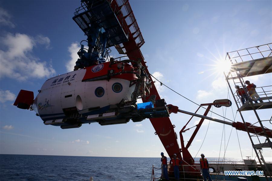 China\'s manned submersible Shenhai Yongshi, or Deep Sea Warrior, prepares to dive in the South China Sea, May 21, 2018. Well-known geologist Wang Pinxian, 82, an academician at the Chinese Academy of Sciences, conducted his 3rd dive in the South China Sea on Monday, and it\'s also the 76th successful dive of the submersible Deep Sea Warrior.(Xinhua/Zhang Jiansong)