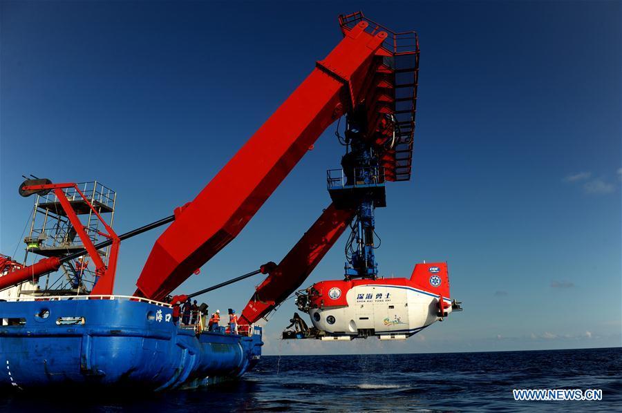China\'s manned submersible Shenhai Yongshi, or Deep Sea Warrior, returns to the oceanic research vessel Tansuo-1 after its dive in the South China Sea, May 21, 2018. Well-known geologist Wang Pinxian, 82, an academician at the Chinese Academy of Sciences, conducted his 3rd dive in the South China Sea on Monday, and it\'s also the 76th successful dive of the submersible Deep Sea Warrior.(Xinhua/Zhang Jiansong)