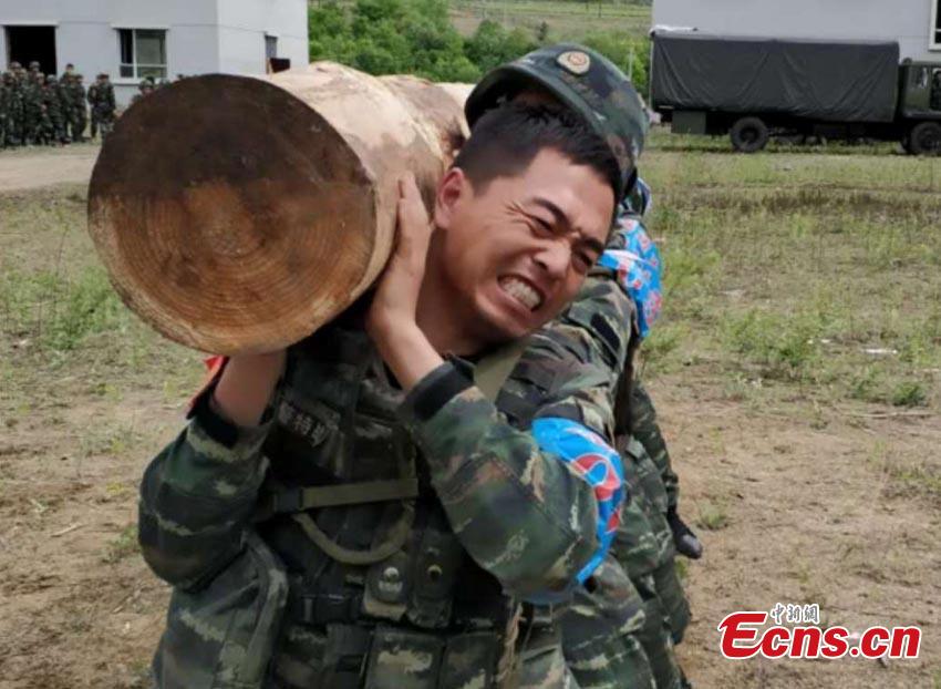 Armed police undertake an intensive training program in the Changbai Mountains in Yanbian Korean Autonomous Prefecture, Northeast China’s Jilin Province. The seven-day-six-night training involved 42 components, including long-distance maneuvers and hostage rescue. (Photo: China News Service/Lu Heping)