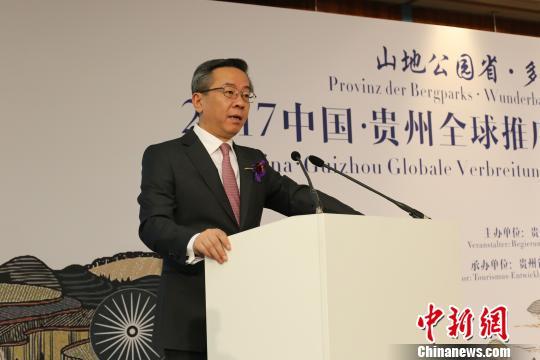 Vice governor of Guizhou Province promotes local tourism in Berlin. (Photo/China News Service)

Tourism 


First Chinese tour groups set off for Germany in February 2003.

In 2017, 635,500 Germans visited China, up 1 percent compared to the year before. Germany is China’s largest source of travelers from Europe.

In 2017, 743,300 Chinese mainland residents chose Germany as their first stop abroad, up 12.3 percent year-on-year.