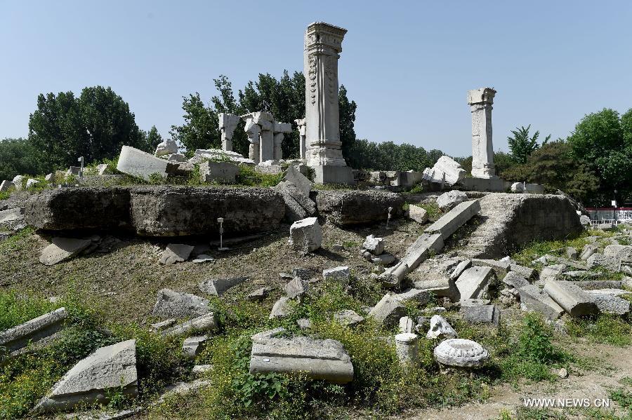 Staff members clean up weeds at ruins of Yuanying Guan (Immense Ocean Observatory) at Yuanmingyuan in Beijing, capital of China, May 23, 2018. The four-month reinforcement project of ruins of Immense Ocean Observatory at the historical site of Yuanmingyuan started lately.(Xinhua/Luo Xiaoguang)