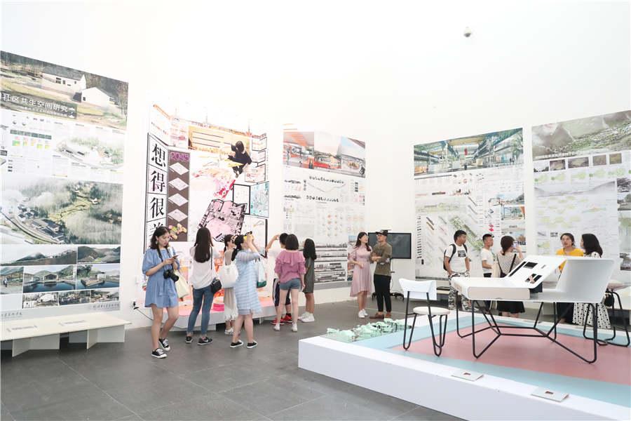 And an exhibition underway at Tsinghua University in Beijing shows young artists\' efforts to enrich human\'s complicated, sensitive spiritual world. (Photo provided to chinadaily.com.cn)