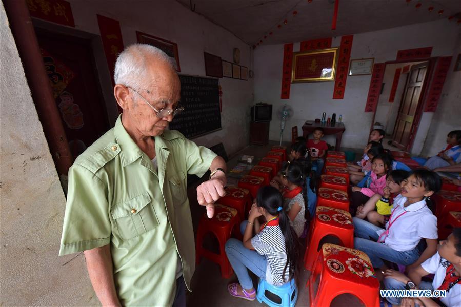 Miao Yanxiang waits for children at the caring station for left-behind children at his home in Shibu Town, Nanchang City of east China\'s Jiangxi Province, May 23, 2018. Miao, over 70, established a caring station for left-behind children at his own house in 2009, where he provided free place for children to do homework and study after school. Having received more than 3,000 children over the past nine years, Miao is satisfied with his voluntary work as he see the progress of the children. (Xinhua/Peng Zhaozhi)