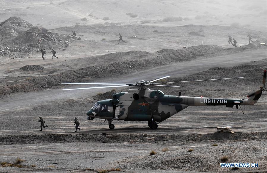 The Chinese Army holds an exercise in Korla of northwest China\'s Xinjiang Uygur Autonomous Region May 23, 2018.(Xinhua/Zhang Yongjin)