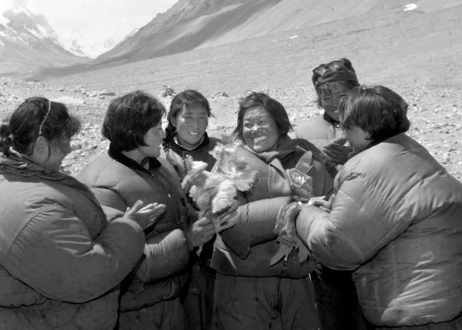 The Chinese female mountaineer Pandor (fourth from left) returns to the base camp from Mount Qomolangma after climbing the peak in May 1975. Pandor became the first woman in the world to reach Mount Qomolangma from the North Slope. (Photo/Xinhua)