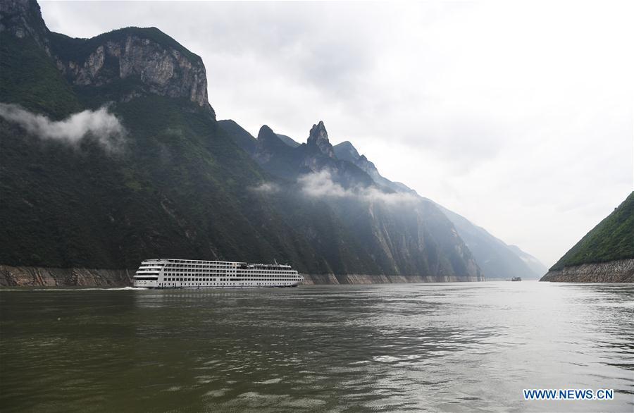 A passenger ship sails in Wuxia gorge in southwest China\'s Chongqing Municipality, May 25, 2018. (Xinhua/Wang Quanchao)