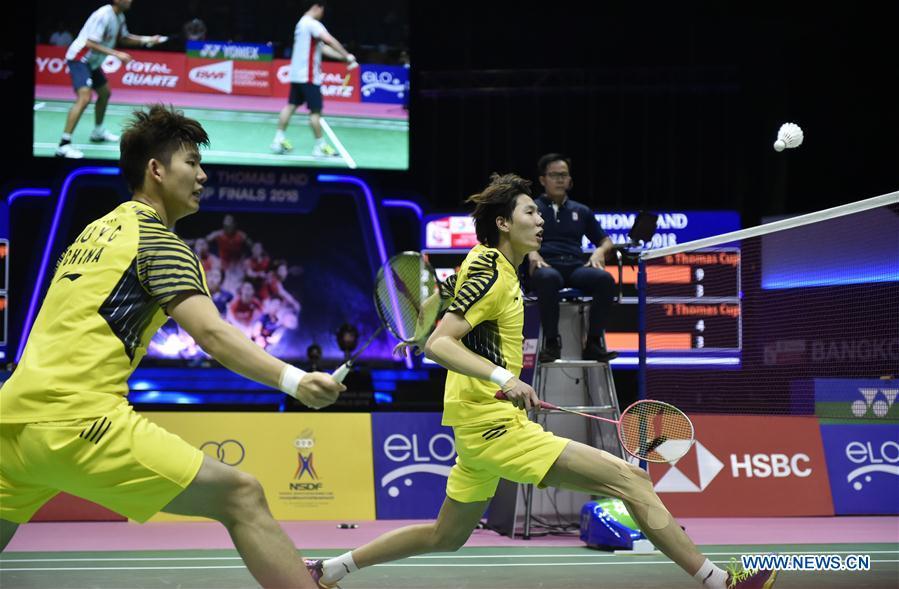 Li Junhui (R) and Liu Yuchen of team China hit a return during the BWF Thomas Cup 2018 semifinal against Mohammad Ahsan and Hendra Setiawan of team Indonesia in Bangkok, Thailand, on May 25, 2018. Team China advanced to the final with 3-1. (Xinhua/Wang Shen)