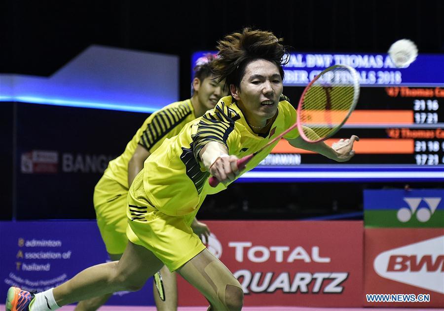 Li Junhui (Front) and Liu Yuchen of team China hit a return during the BWF Thomas Cup 2018 semifinal against Mohammad Ahsan and Hendra Setiawan of team Indonesia in Bangkok, Thailand, on May 25, 2018. Team China advanced to the final with 3-1.(Xinhua/Wang Shen)