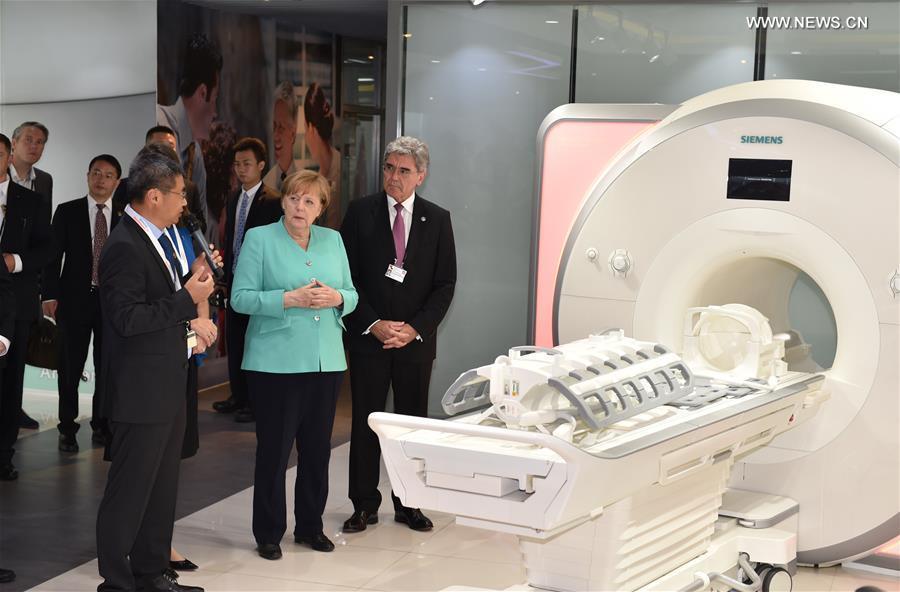 German Chancellor Angela Merkel (C) visits Siemens (Shenzhen) Magnetic Resonance Co., Ltd in Shenzhen, south China\'s Guangdong Province, May 25, 2018. (Xinhua/Mao Siqian)