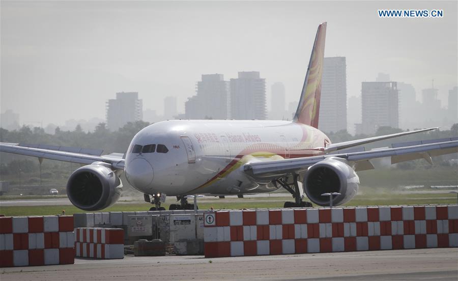 A Boeing 787 aircraft of China\'s Hainan Airlines lands at Vancouver International Airport in Vancouver, Canada, May 25, 2018. A direct flight between Tianjin and Vancouver was launched on Friday. Flight HU7959, operated by Hainan Airlines, is the first direct passenger air route linking Tianjin with North America. (Xinhua/Liang Sen)
