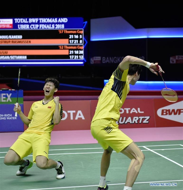 Li Junhui and Liu Yuchen (L) of team China celebrate after winning the BWF Thomas Cup 2018 semifinal against Mohammad Ahsan and Hendra Setiawan of team Indonesia in Bangkok, Thailand, on May 25, 2018. Team China advanced to the final with 3-1.(Xinhua/Wang Shen)