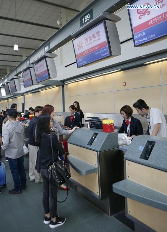 Passengers line up at the check-in counters of Hainan Airlines at Vancouver International Airport in Vancouver, Canada, May 25, 2018. A direct flight between Tianjin and Vancouver was launched on Friday. Flight HU7959, operated by Hainan Airlines, is the first direct passenger air route linking Tianjin with North America. (Xinhua/Liang Sen)