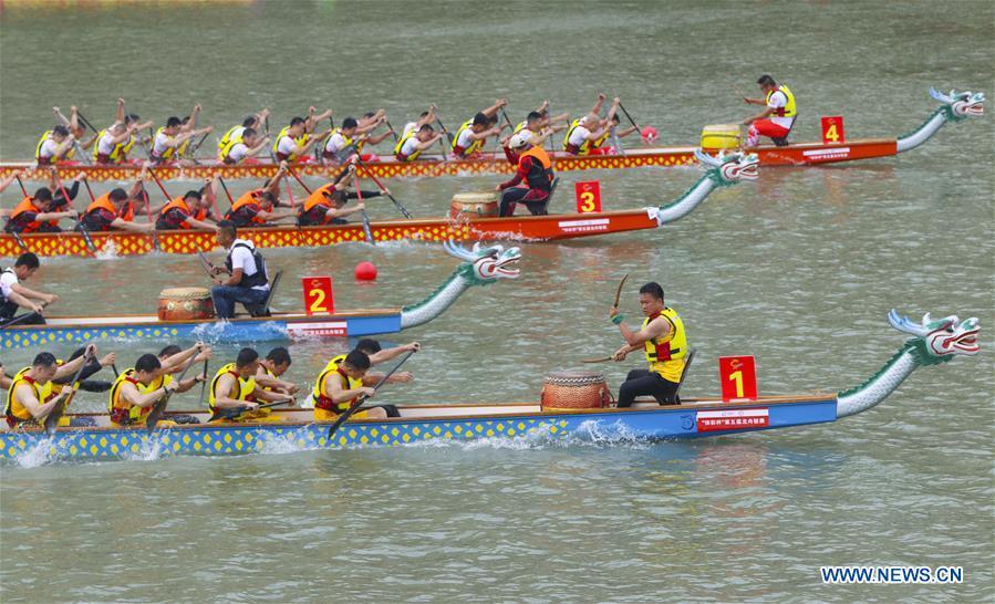 Contestants take part in a dragon boat match at a water park of Huichang lake in Wenzhou, east China\'s Zhejiang Province, May 26, 2018. (Xinhua/Su Qiaojiang)
