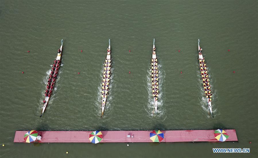 Contestants take part in a dragon boat match at a water park of Huichang lake in Wenzhou, east China\'s Zhejiang Province, May 26, 2018. (Xinhua/Su Qiaojiang)