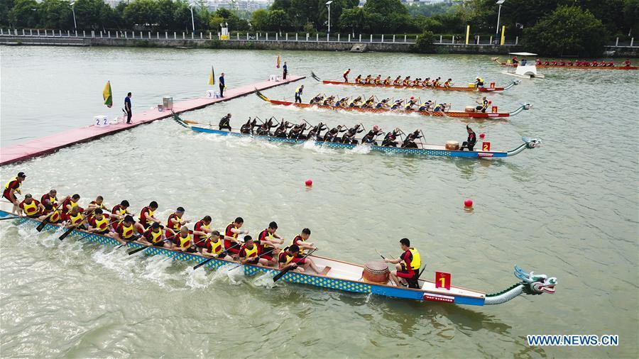 Contestants take part in a dragon boat match at a water park of Huichang lake in Wenzhou, east China\'s Zhejiang Province, May 26, 2018. (Xinhua/Su Qiaojiang)