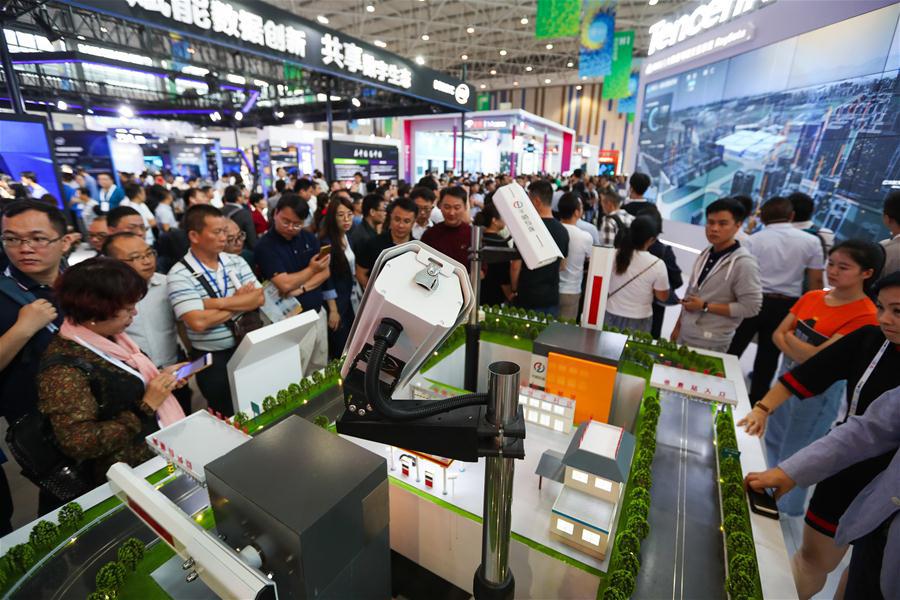 Visitors view an intelligent traffic platform during the 2018 China international big data industry expo in Guiyang, Southwest China\'s Guizhou province, May 26, 2018.(Photo/Xinhua)