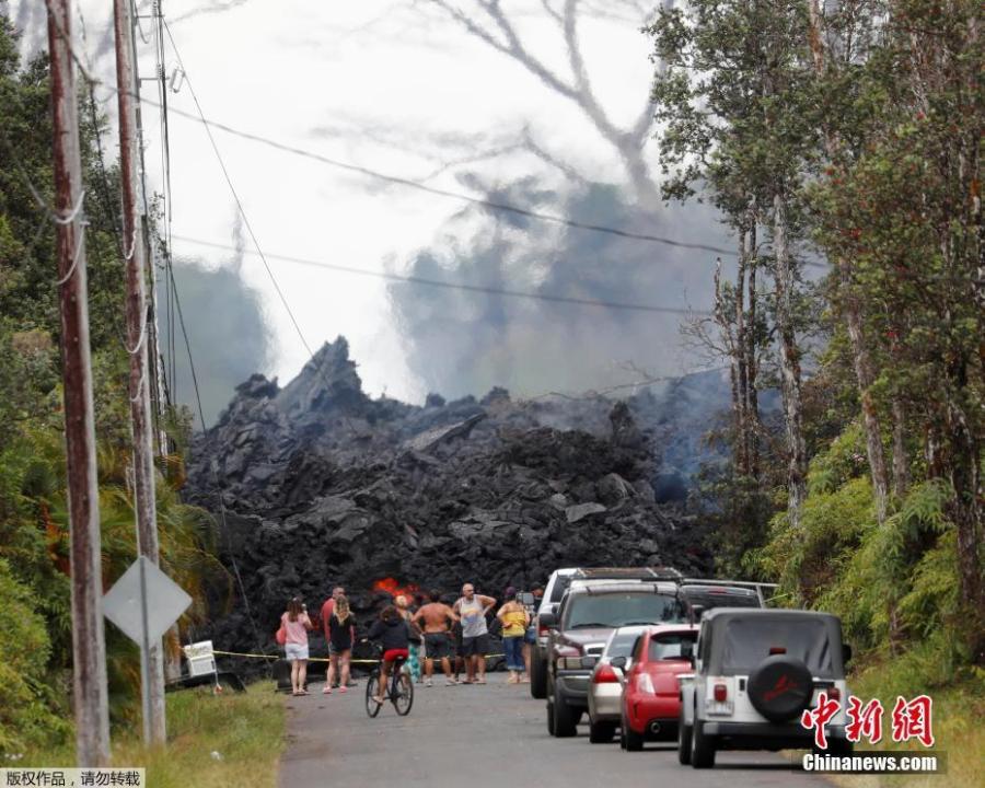 Onlookers gather in front of hardened lava from the Kilauea volcano, in the Leilani Estates near Pahoa, Hawaii, U.S., May 26, 2018. (Photo/Agencies)