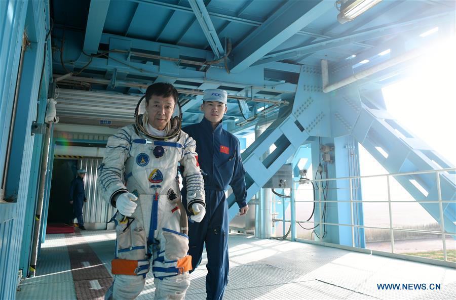 Taikonaut Deng Qingming (L) participates in a launchpad emergency escape training in northwest China\'s Gansu Province, May 16, 2018. Fifteen Chinese taikonauts have just completed desert survival training deep in the Badain Jaran Desert near Jiuquan Satellite Launch Center in northwest China. Organized by the Astronaut Center of China (ACC), the program was designed to prepare taikonauts with the capacity to survive in the wilderness in the event their re-entry capsule lands off target. (Xinhua/Chen Bin)