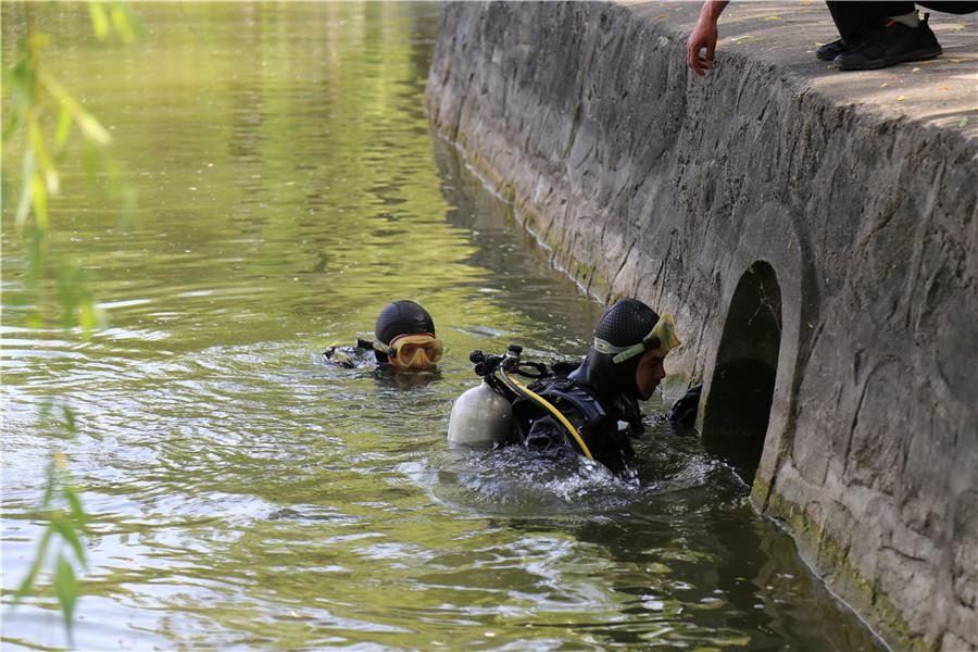Li Xiaona working in a river in Beijing. (Photo provided to China Daily)

Li Xiaona, the squad\'s deputy head, said conducting security checks of the capital\'s waterways, especially during big events, remained one of its main duties. The squad checked a water area of 3.5 million square meters last year with the help of boats and underwater sensors.

Another duty is to search waterways for evidence in response to tips or confessions, and bring it to land for forensic or post-mortem investigation, he said.

\