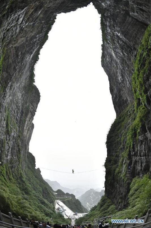 Mia Noblet of Canada participates in a slackline contest in high heels in Zhangjiajie, central China\'s Hunan Province, May 27, 2018. (Xinhua/Shao Ying)