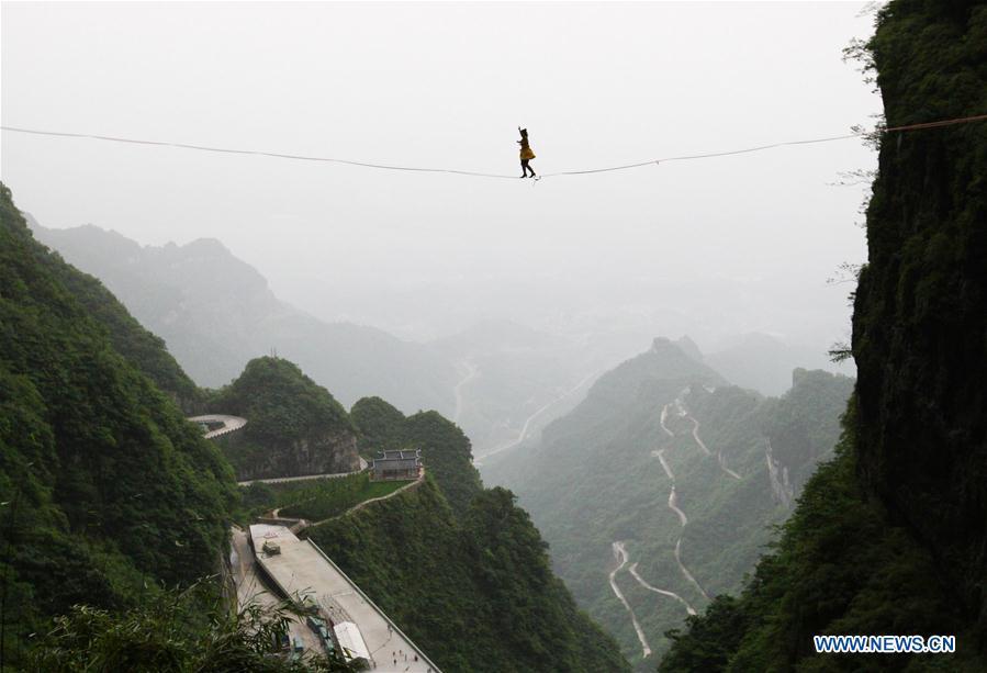 Mia Noblet of Canada participates in a slackline contest in high heels in Zhangjiajie, central China\'s Hunan Province, May 27, 2018. (Xinhua/Zhou Guoqiang)