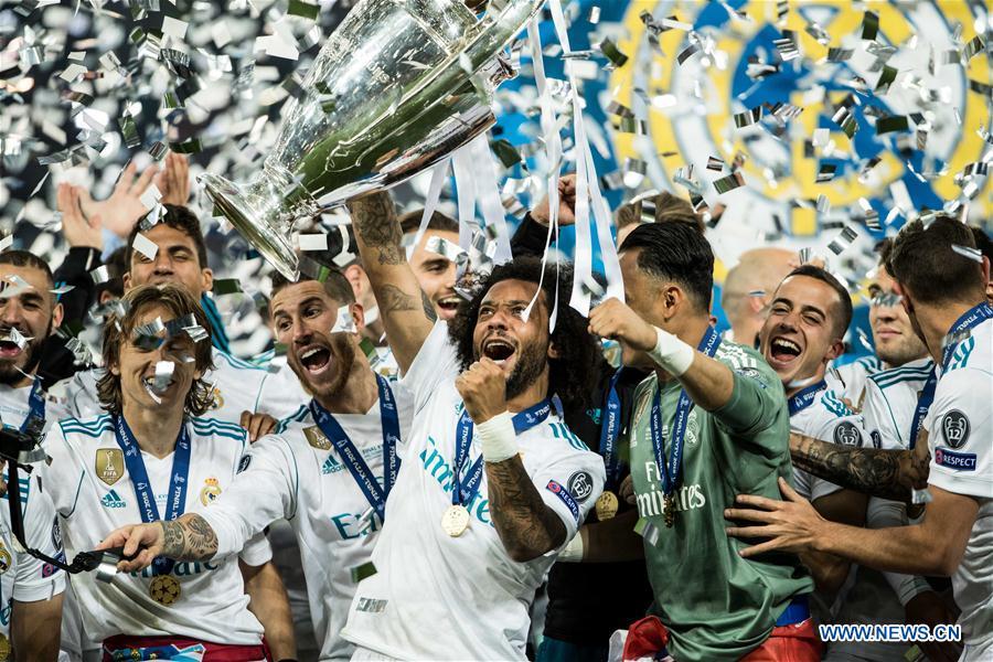 Marcelo (C) of Real Madrid holds the trophy after winning the UEFA Champions League final match between Liverpool and Real Madrid in Kiev, Ukraine on May 26, 2018. Real Madrid claimed the title with 3-1. (Xinhua/Wuzhuang)