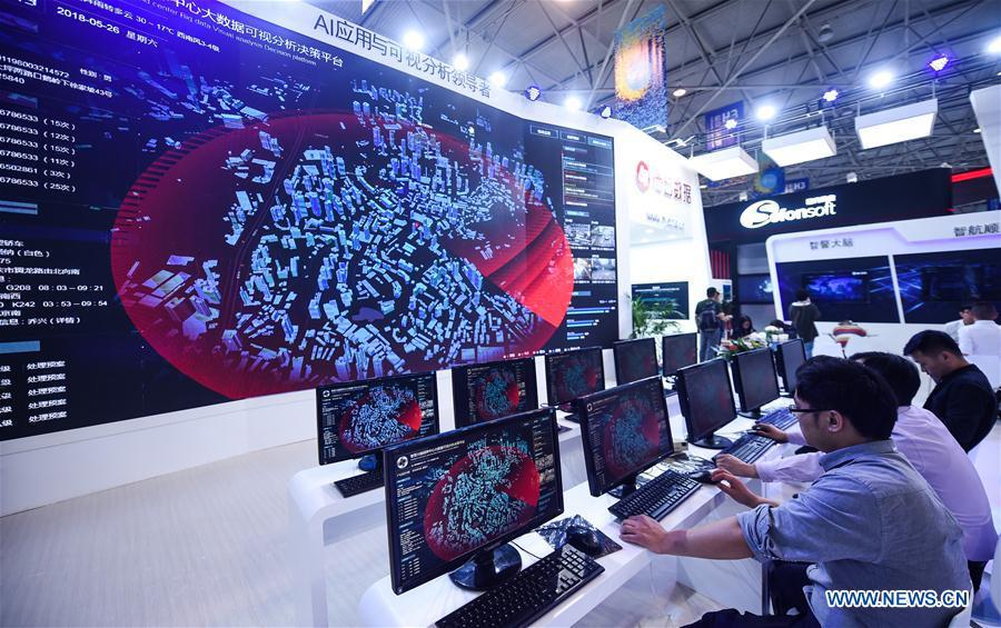 Exhibitors show a big data visual analysis decision platform during the 2018 China international big data industry expo in Guiyang, Southwest China\'s Guizhou province, May 26, 2018. (Photo/Xinhua)