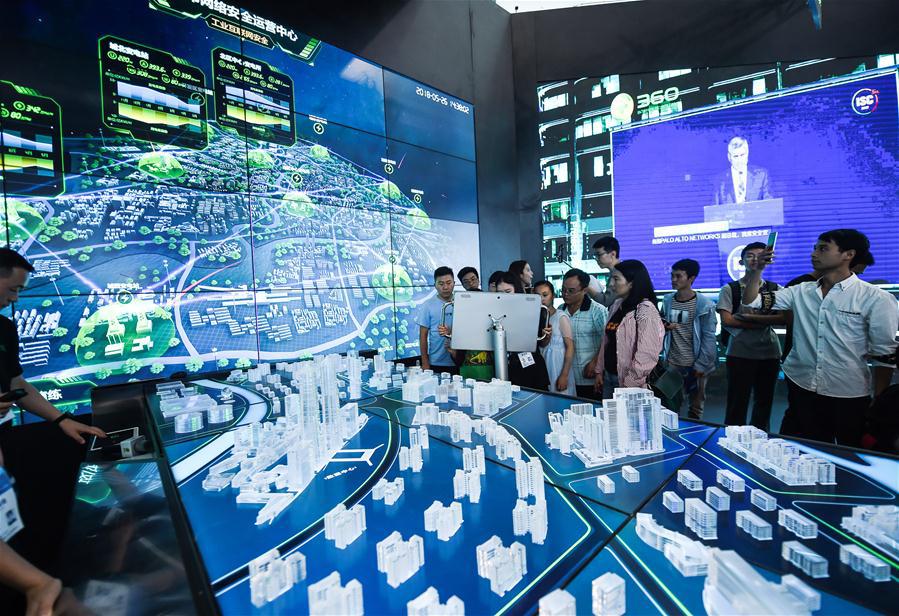 Visitors view a city internet safety operation center during the 2018 China international big data industry expo in Guiyang, Southwest China\'s Guizhou province, May 26, 2018. (Photo/Xinhua)