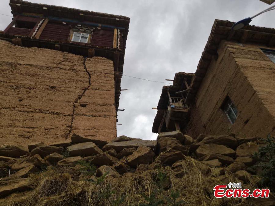 A view of watchtower-like residential buildings in Gonjo County, Chamdo Prefecture in Southwest China’s Tibet Autonomous Region. Locals in the county’s Sanyan area live in the buildings that are three to five floors high and made of mud on the outside, with each structure home to at least two families. (Photo: China News Service/Ji Xiang)