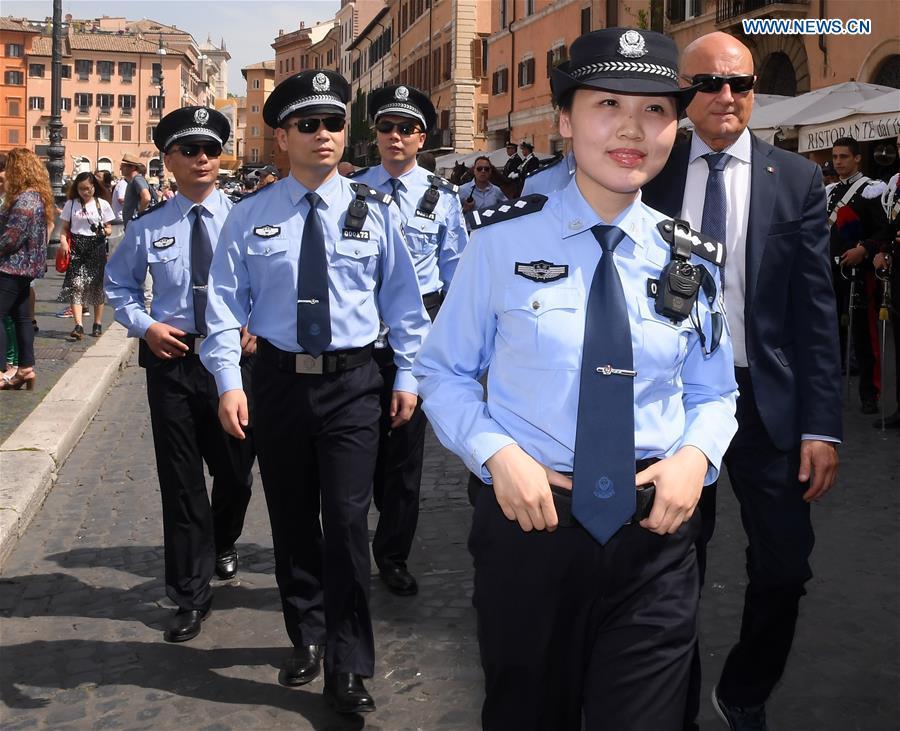 Chinese police officers attend a ceremony held to symbolically mark the start of the third year of law enforcement cooperation between China and Italy in Rome, Italy, on May 28, 2018. Police officers and dignitaries from China and Italy -- as well as hundreds of photo-snapping passersby -- were in Rome\'s picturesque Piazza Navona Monday for the ornate ceremony. (Xinhua/Alberto Lingria)