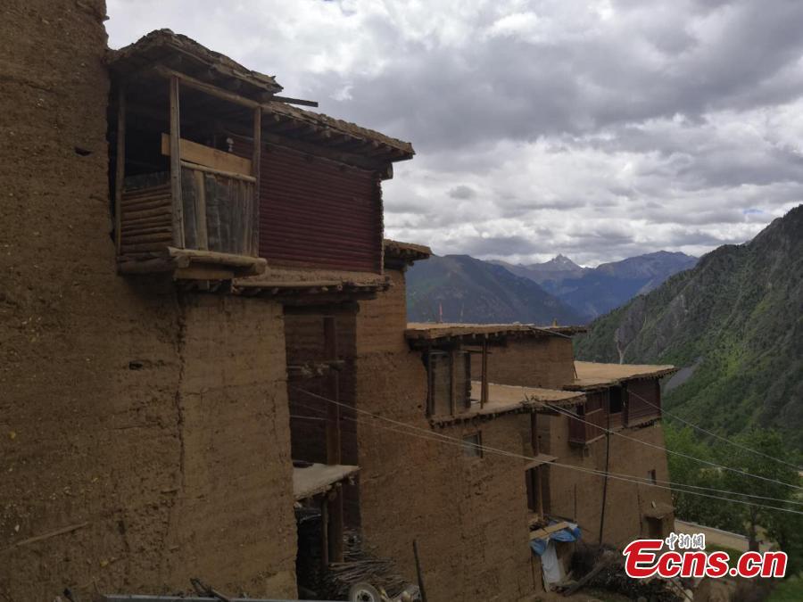 A view of watchtower-like residential buildings in Gonjo County, Chamdo Prefecture in Southwest China’s Tibet Autonomous Region. Locals in the county’s Sanyan area live in the buildings that are three to five floors high and made of mud on the outside, with each structure home to at least two families. (Photo: China News Service/Ji Xiang)
