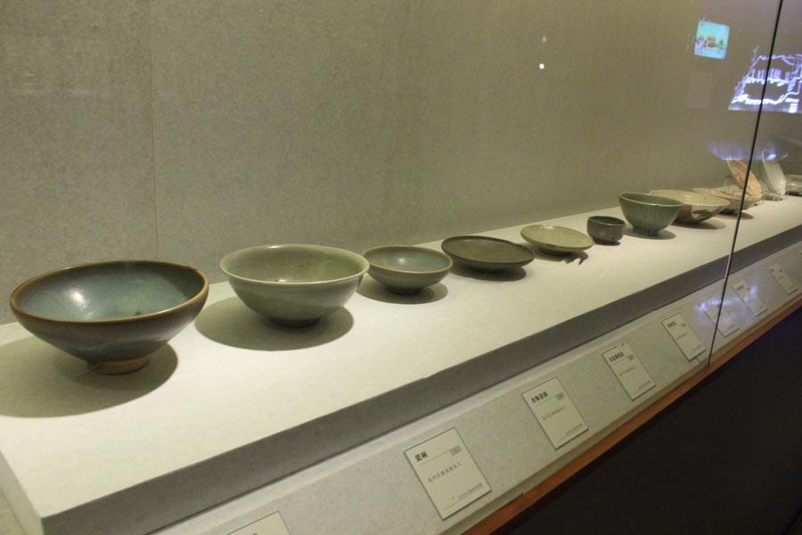 The exhibition of 169 displays at the Capital Museum in Beijing includes such items as a Qing Dynasty (1644-1911) map of the Grand Canal, and other cultural relics like daily items, pottery and construction materials. (Photo provided to China Daily)


Many artifacts from the Capital Museum\'s own collection, which were also unearthed in Tongzhou, are displayed. One of the items is a Liao Dynasty ceramic jar (pictured top) designed like leather bags used by nomadic people.

Kublai Khan\'s move to make Beijing the capital of the Yuan Dynasty (1271-1368) also gave a boost to Tongzhou\'s fortunes, especially after the construction of the Grand Canal, which links Beijing and Hangzhou, capital of Zhejiang province.

\
