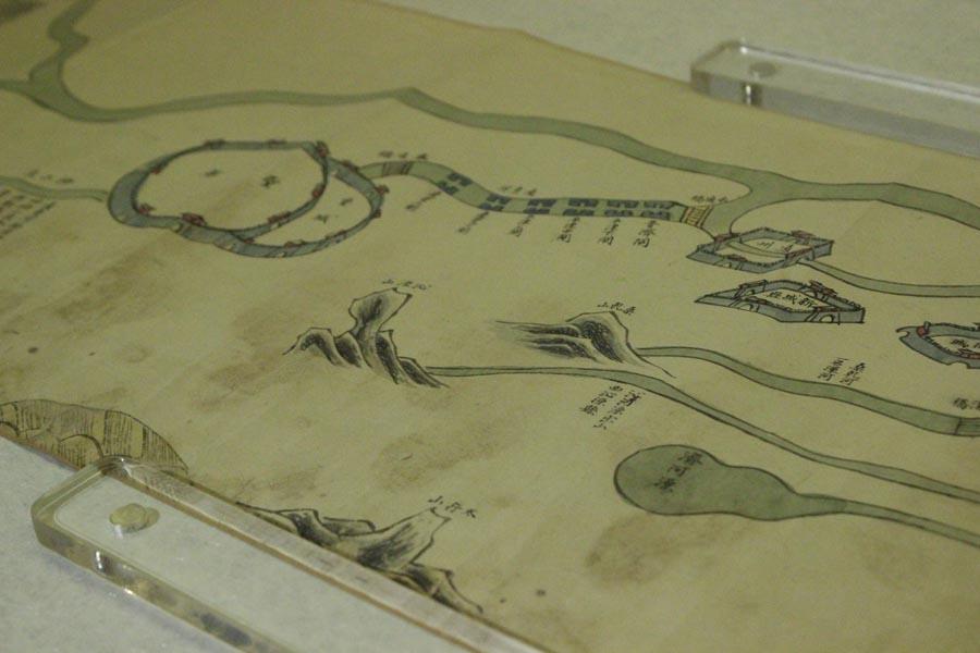 The exhibition of 169 displays at the Capital Museum in Beijing includes such items as a Qing Dynasty (1644-1911) map of the Grand Canal, and other cultural relics like daily items, pottery and construction materials. (Photo provided to China Daily)

Visiting an ongoing exhibition at the Capital Museum is like reading a book about eastern Beijing\'s Tongzhou. It tells of the area\'s early glory and how it was rejuvenated thanks to a canal.

The title of an ongoing exhibition in Beijing has four Chinese characters－Ji Fu Tong Hui (a key junction on the outskirts of the capital city)－which are an apt description of Tongzhou, a district in the eastern part of the capital.

Visiting the exhibition－comprising 169 displays－at the Capital Museum in Beijing is like opening a book about Tongzhou. It tells of its early glory and how it was rejuvenated thanks to a canal.

The district has been in the news in recent years after it was designated as Beijing\'s \