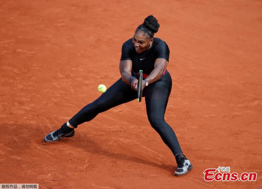 Serena Williams of the U.S in action during her match against Czech Republic\'s Kristyna Pliskova in the first round of the French Open in Paris, France on May 29, 2018, her first Grand Slam appearance since the Australian Open in 2017, when she won it while pregnant with daughter Alexis Olympia. (Photo/Agencies)